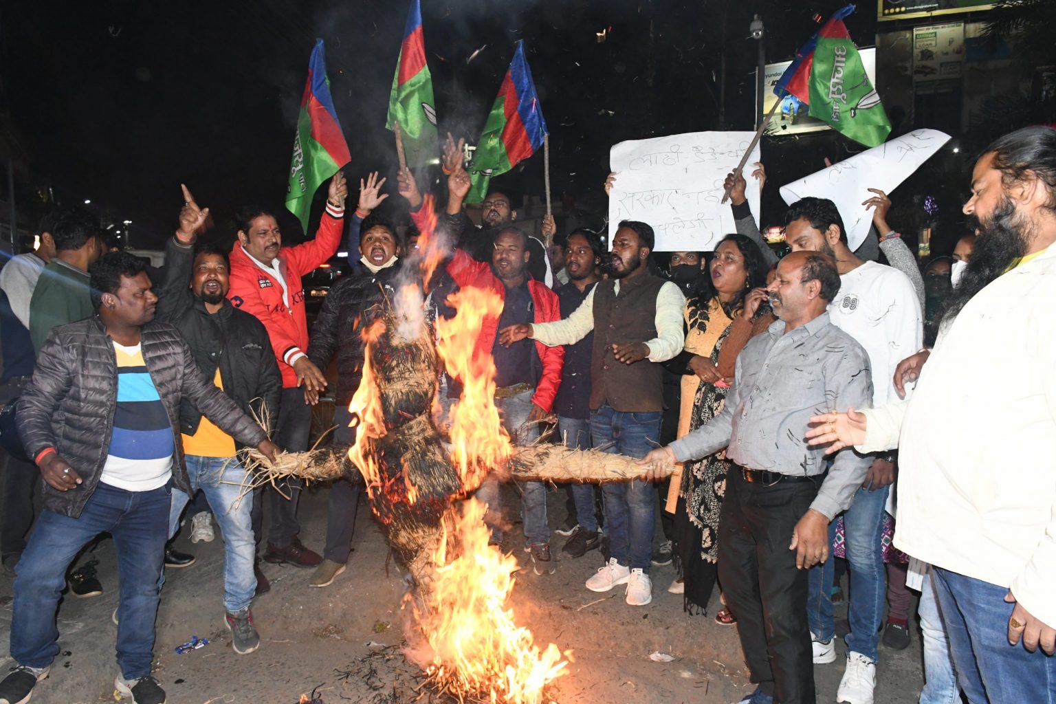 जेपीएससी अभ्यर्थियों पर लाठी चार्ज के विरोध में आजसू पार्टी और छात्रों ने किया विरोध