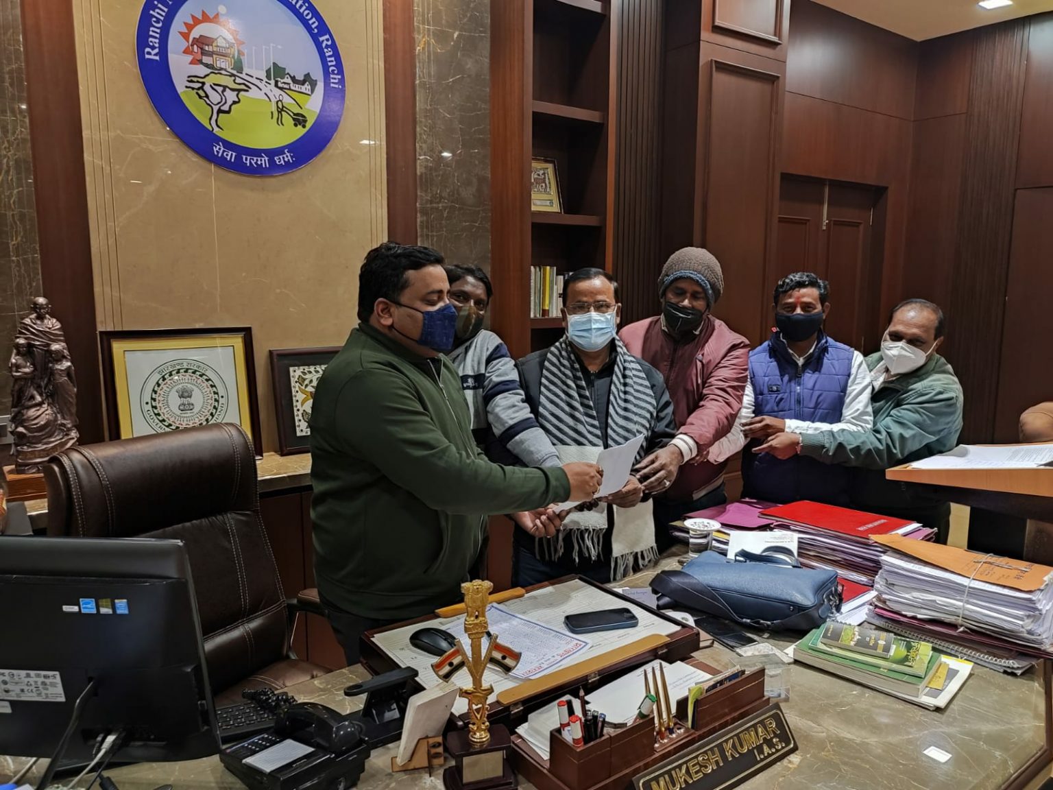 सीसीटीवी लगाने को नगर आयुक्त से मिला पार्षदों का प्रतिनिधिमंडल