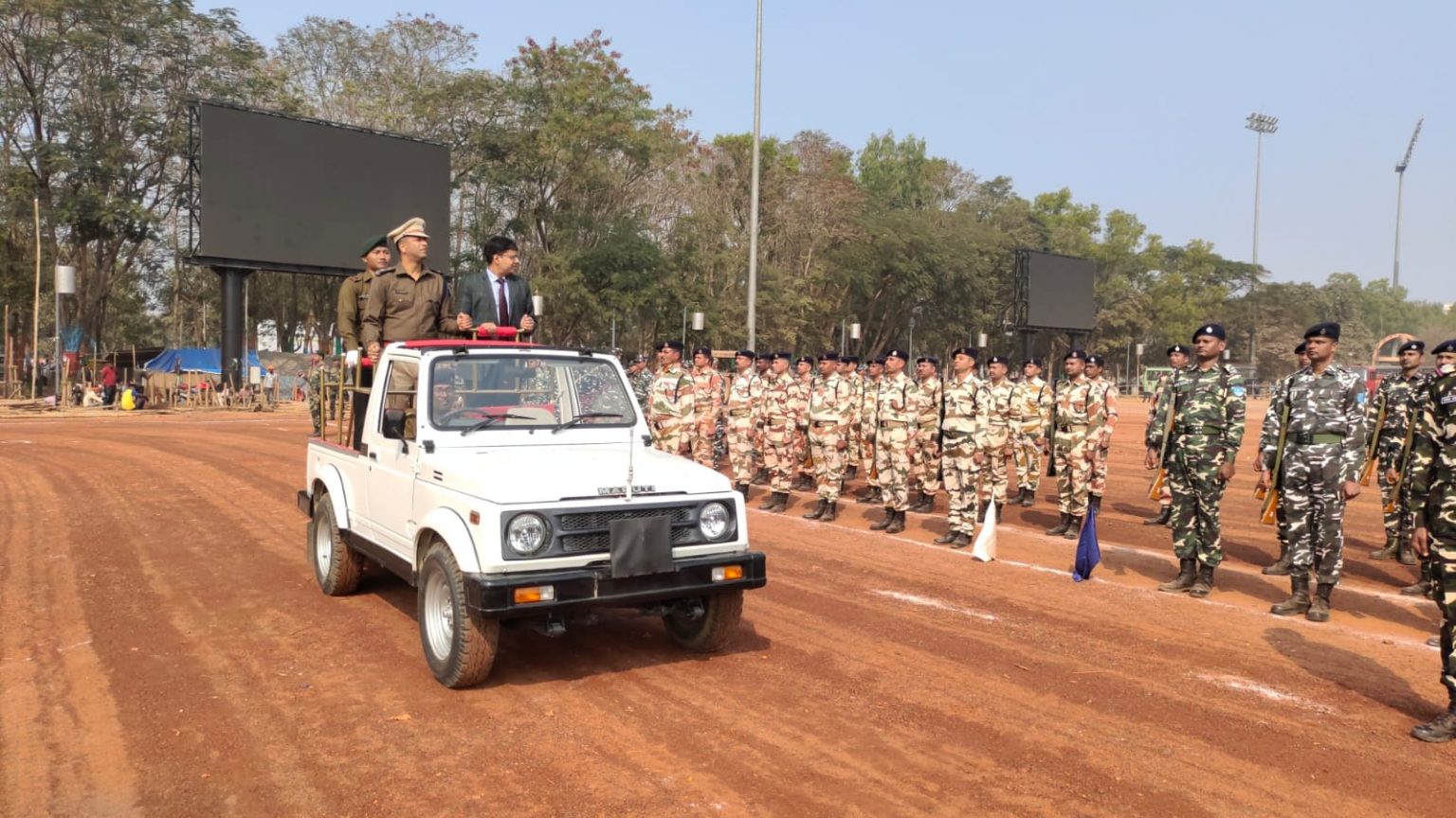 डीसी और एसएसपी ने किया परेड का निरीक्षण