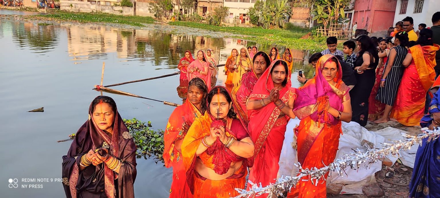 चैती छठ में अस्ताचलगामी सूर्य को दिया गया अर्घ्य