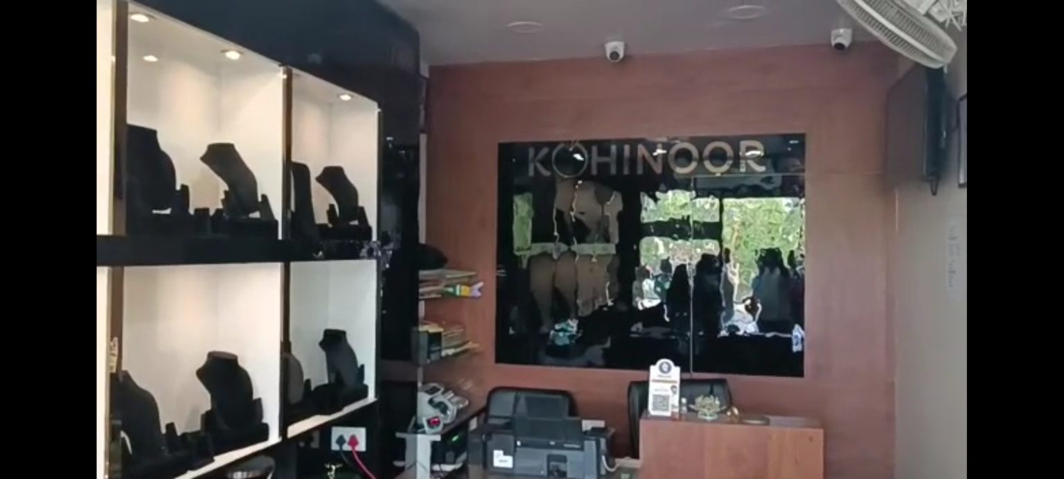 रामगढ़ में कोहिनूर ज्वेलर्स से दिनदहाड़े लाखों के जेवर और कैश लूटे