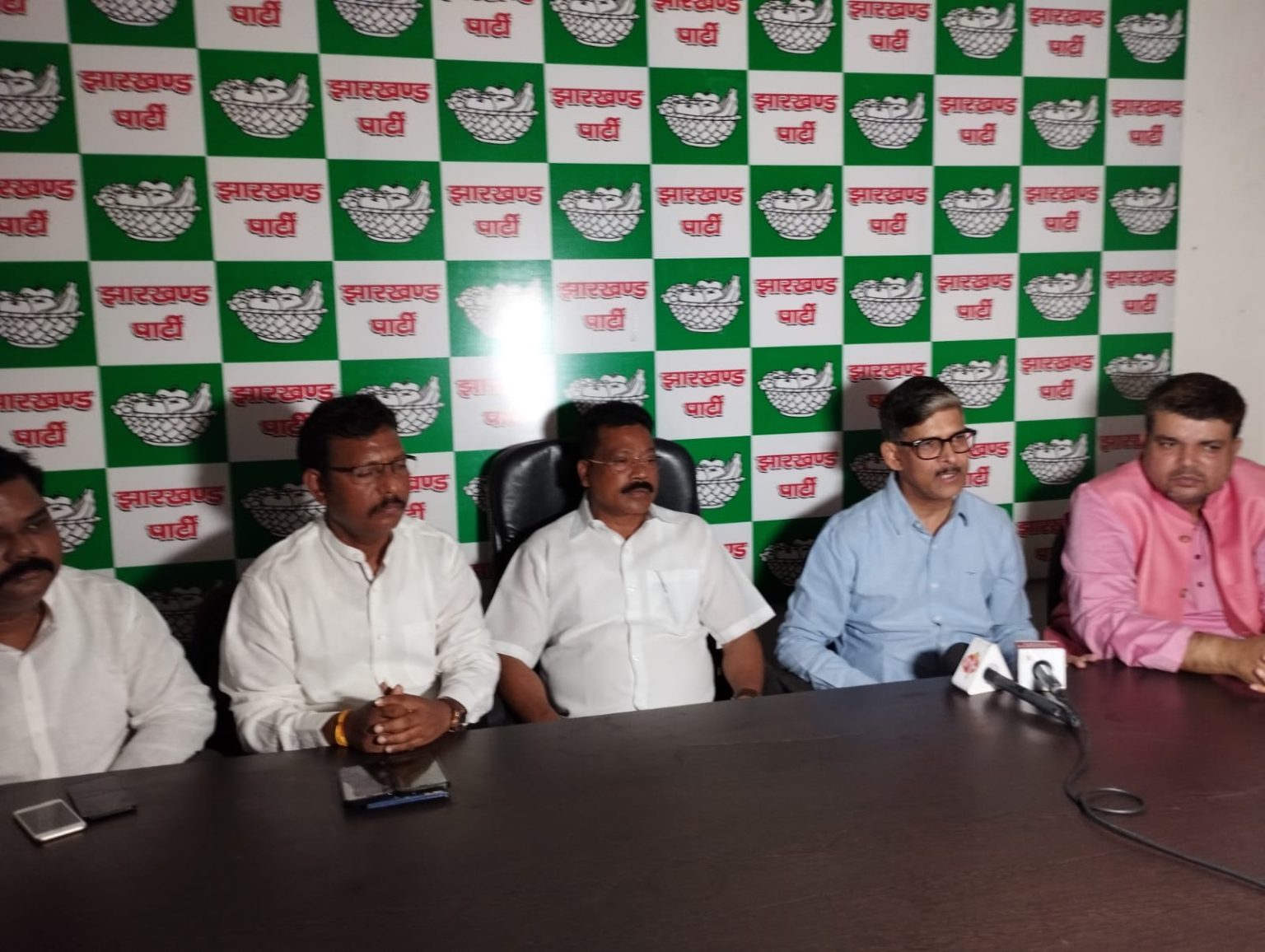 झापा की बैठक केंद्रीय अध्यक्ष एनोस एक्का की अध्यक्षता में हुई