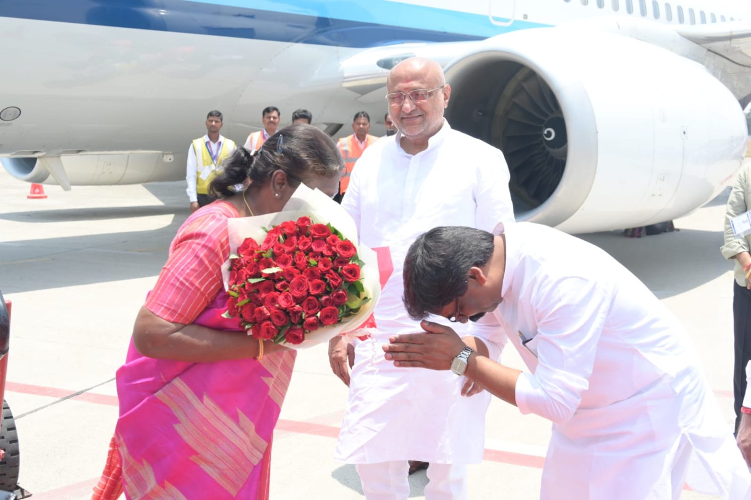 राष्ट्रपति पहुंची झारखंड, देवघर बाबा मंदिर लगाई हाजिरी, राज्यपाल और मुख्यमंत्री ने किया स्वागत