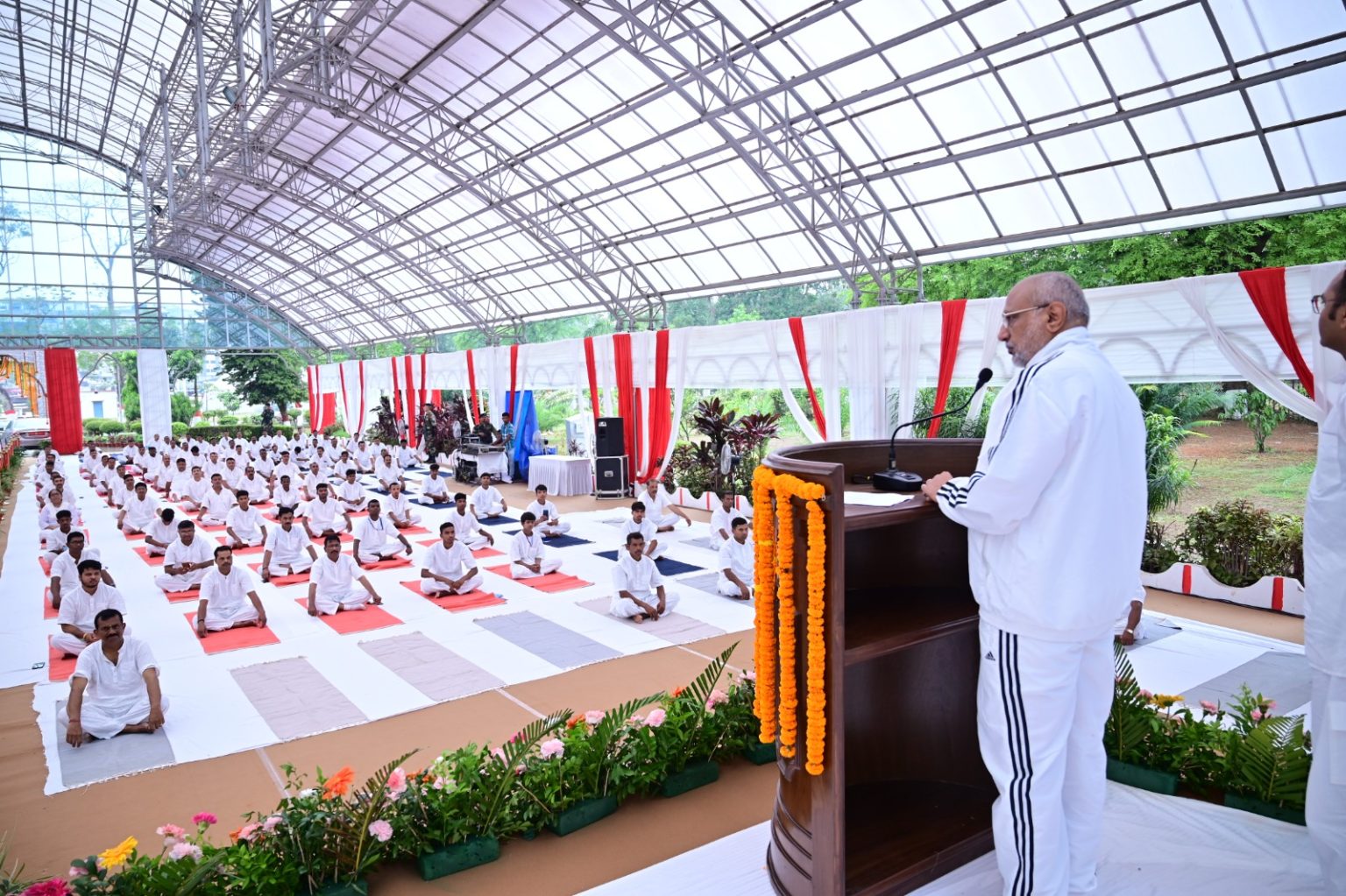 योग शरीर और मन दोनों को स्वस्थ बनाता है: राज्यपाल