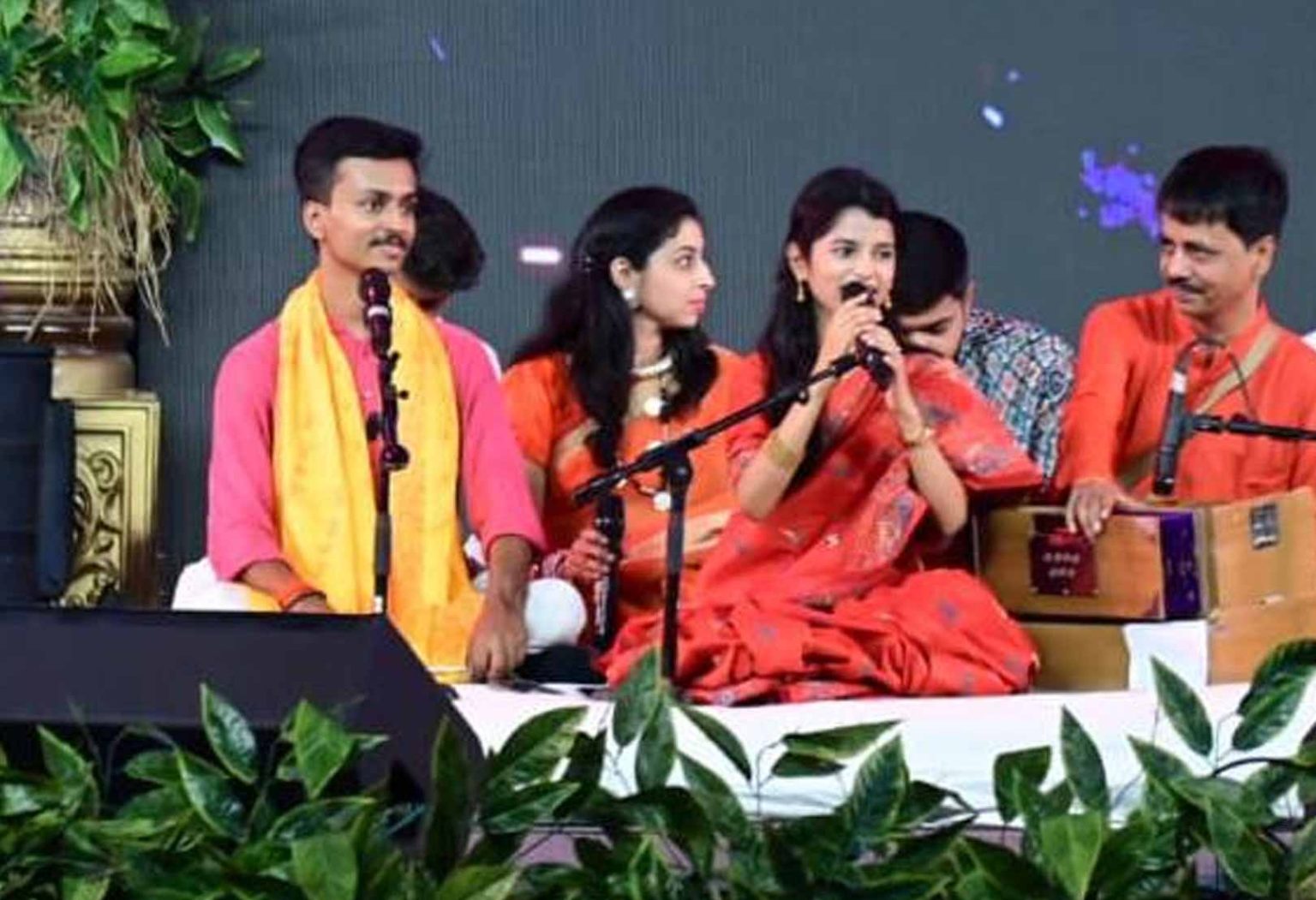 सुप्रसिद्ध भजन गायिका मैथिली ठाकुर के भजन पर झूमे सीएम बघेल