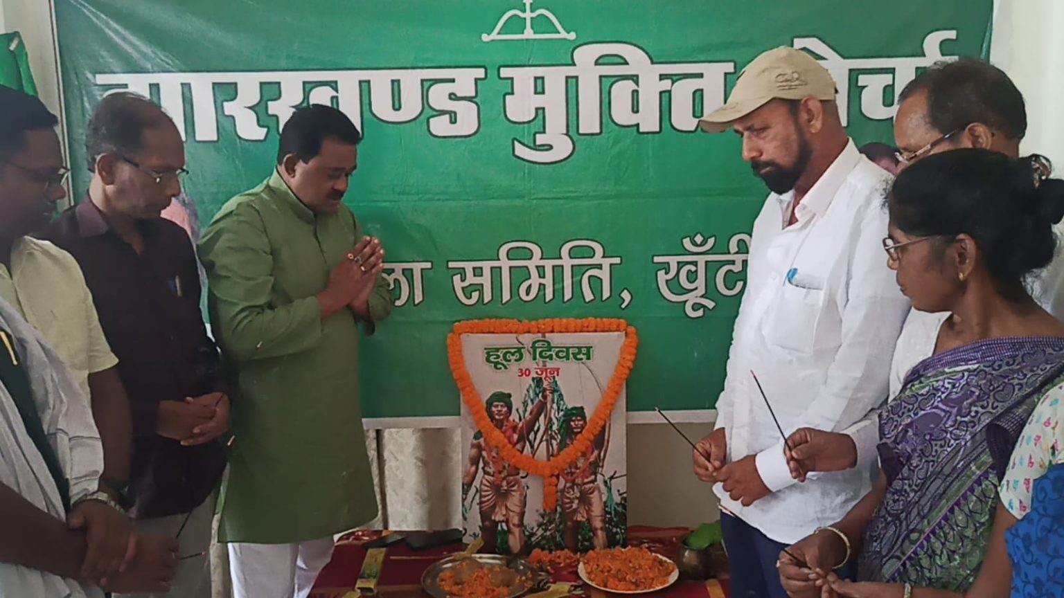 हूल विद्रोह के क्रांतिकारियों को झामुमो कार्यकर्ताओं ने दी श्रद्धांजलि