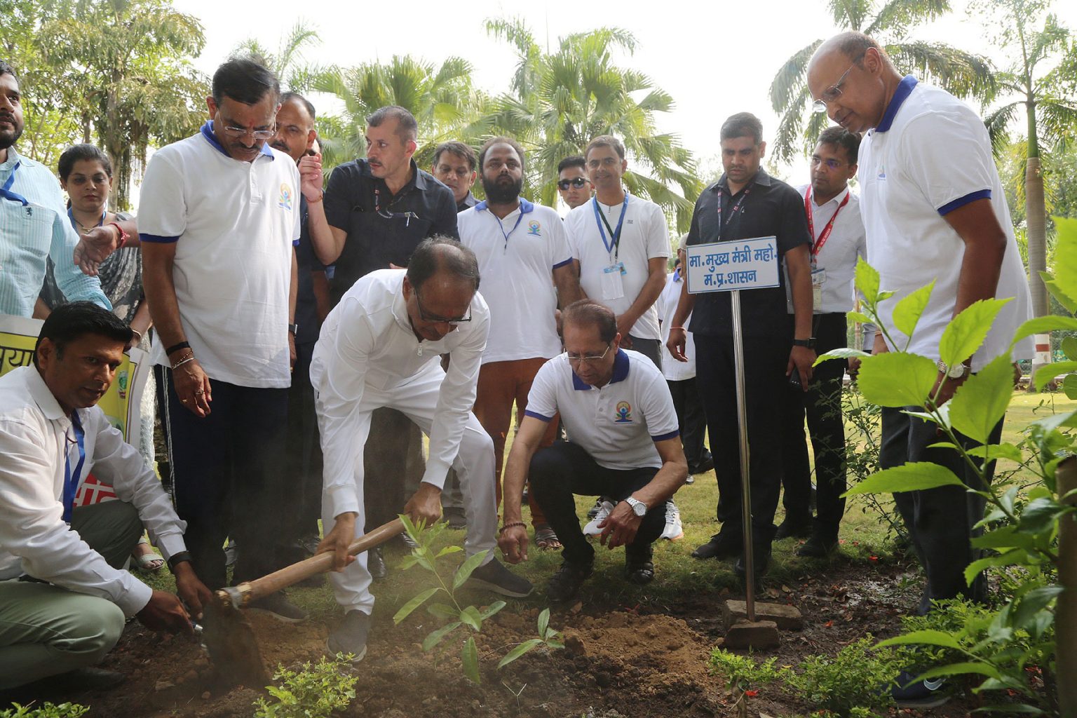 मप्रः शिवराज ने जबलपुर में सर्किट हाउस में रोपा रुद्राक्ष का पौधा