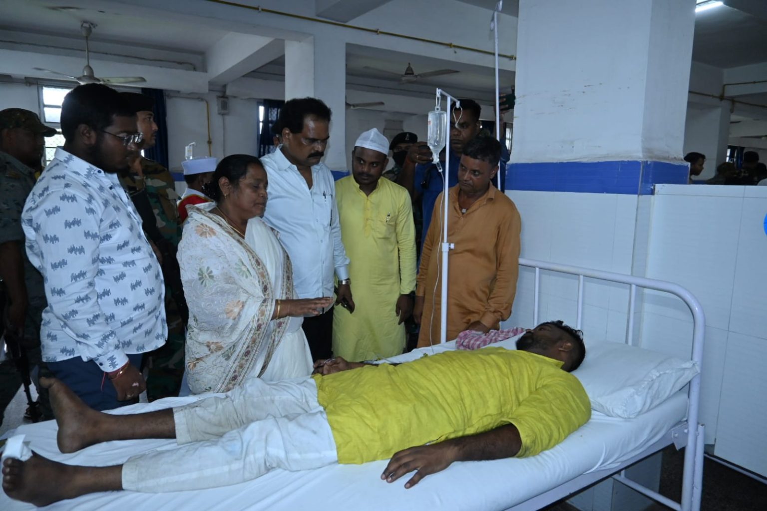 बोकारो में मंत्री बेबी देवी ने मृतकों के परिजनों और घायलों से की मुलाकात