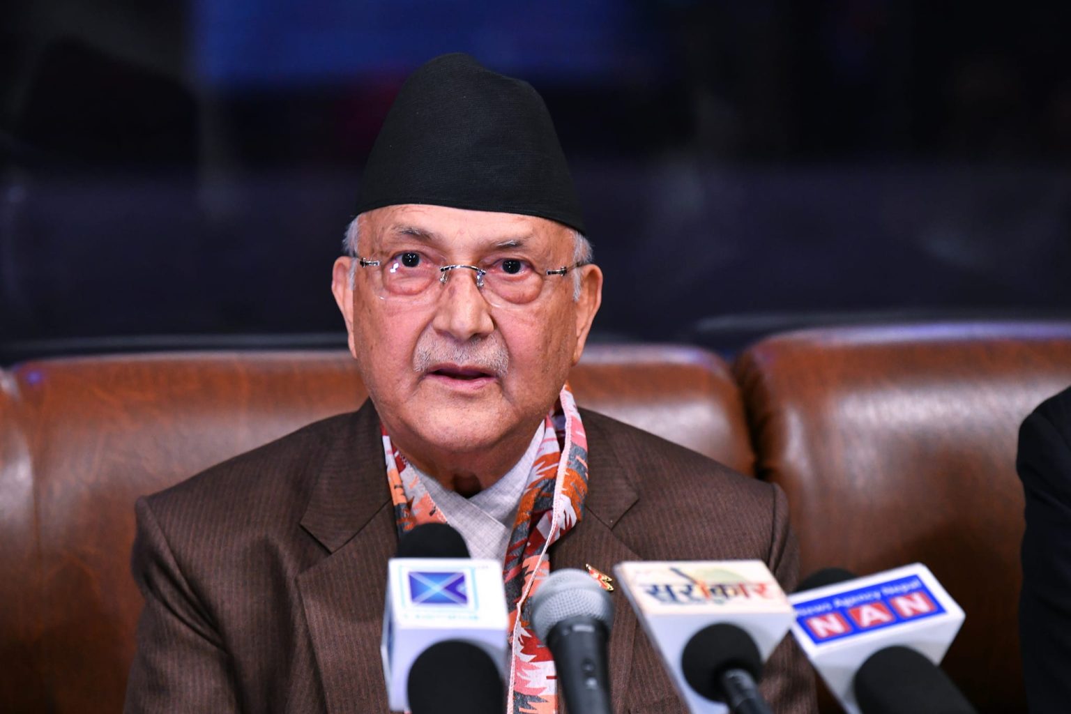 नेपाल में सोना पर संग्राम, ओली ने गृहमंत्री श्रेष्ठ पर साधा निशाना