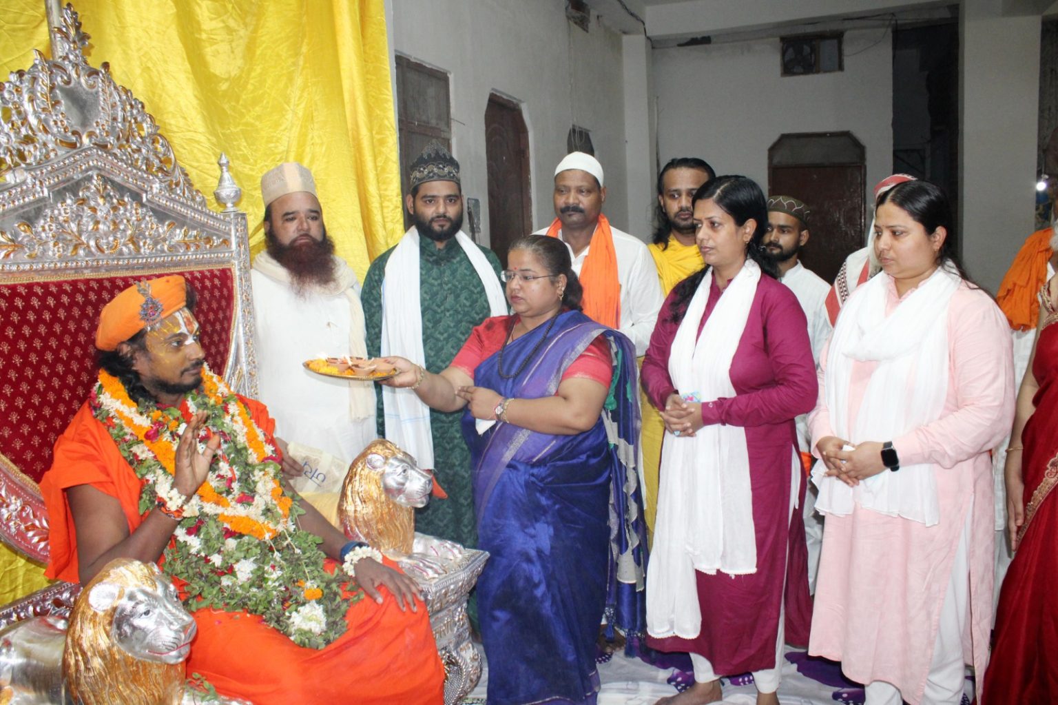 गुरू पूर्णिमा : मुस्लिम महिलाओं ने गुरू की आरती उतारी, सलाम पेश किया