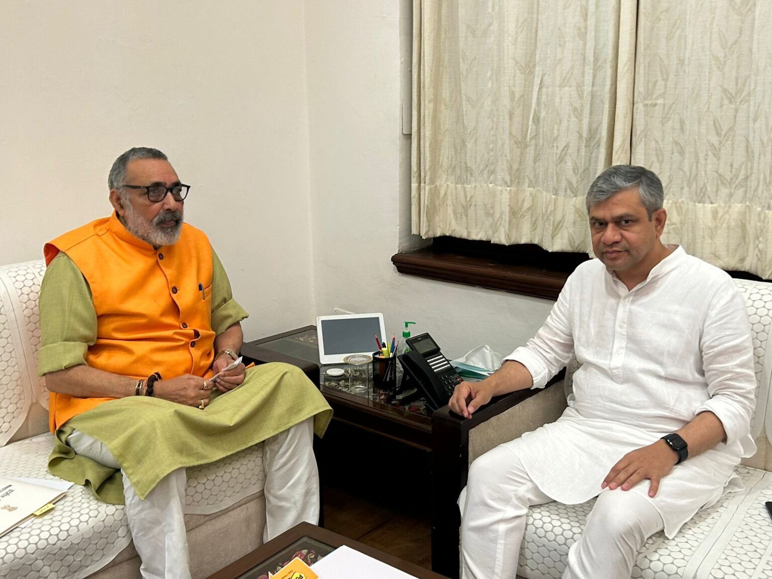 बेगूसराय संसदीय क्षेत्र में रेलवे के विकास एवं समस्याओं से लेकर रेलमंत्री अश्विनी वैष्णव से मिले गिरिराज सिंह