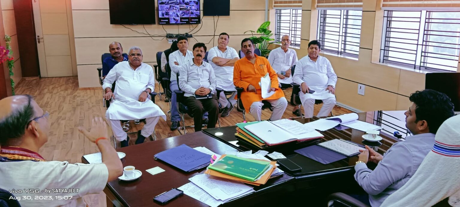 रामगढ़ जिले की समस्याओं पर सांसद ने डीसी से की मुलाकात