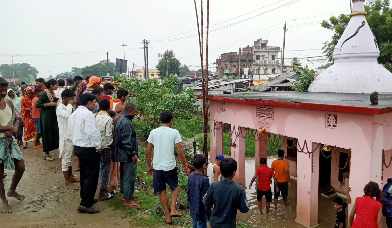 बेगूसराय में शिवलिंग तोड़े जाने पर बवाल, एनएच जाम, स्थिति तनावपूर्ण