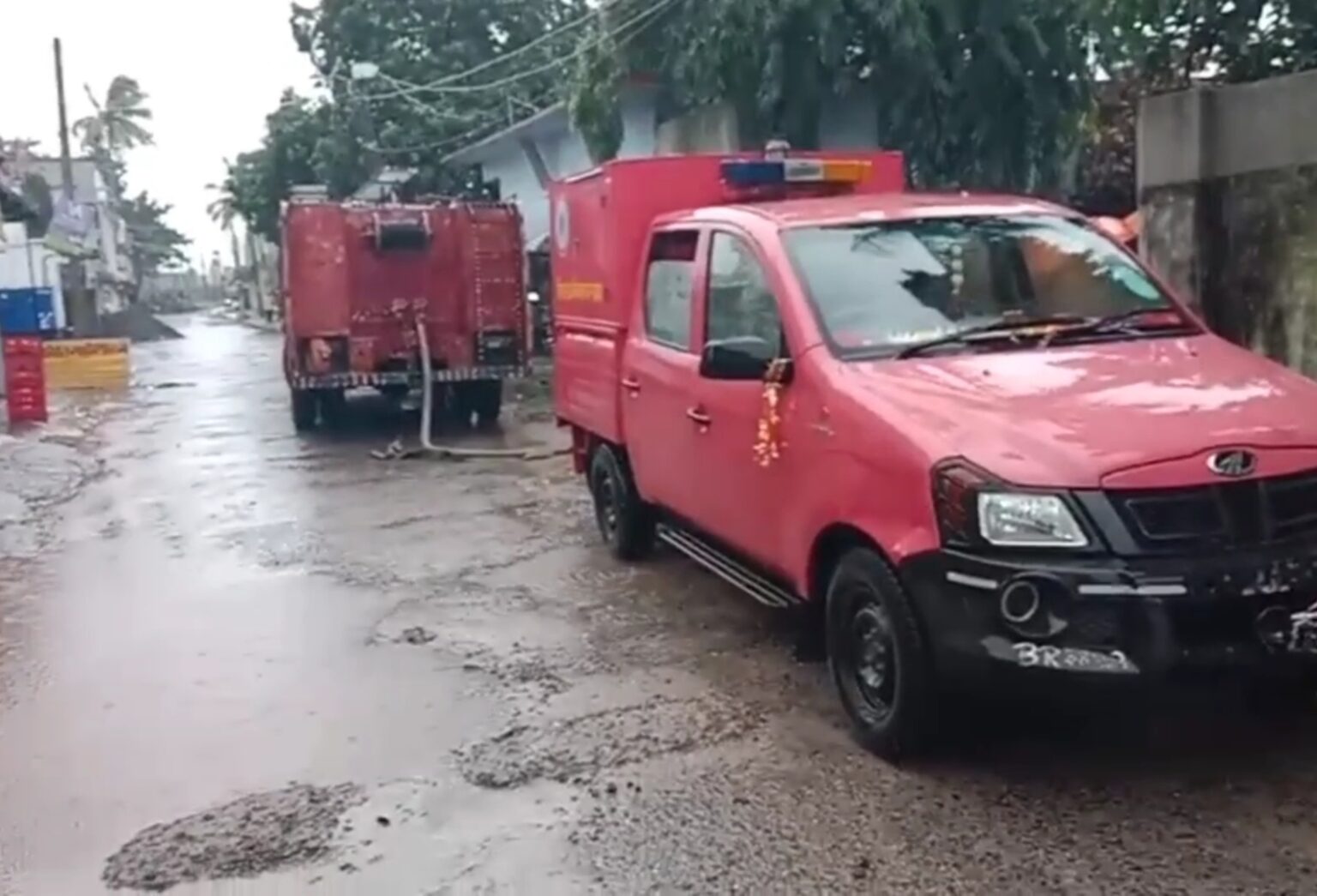 जूट गोदाम में लगी आग से अफरातफरी,लाखों का जूट जला