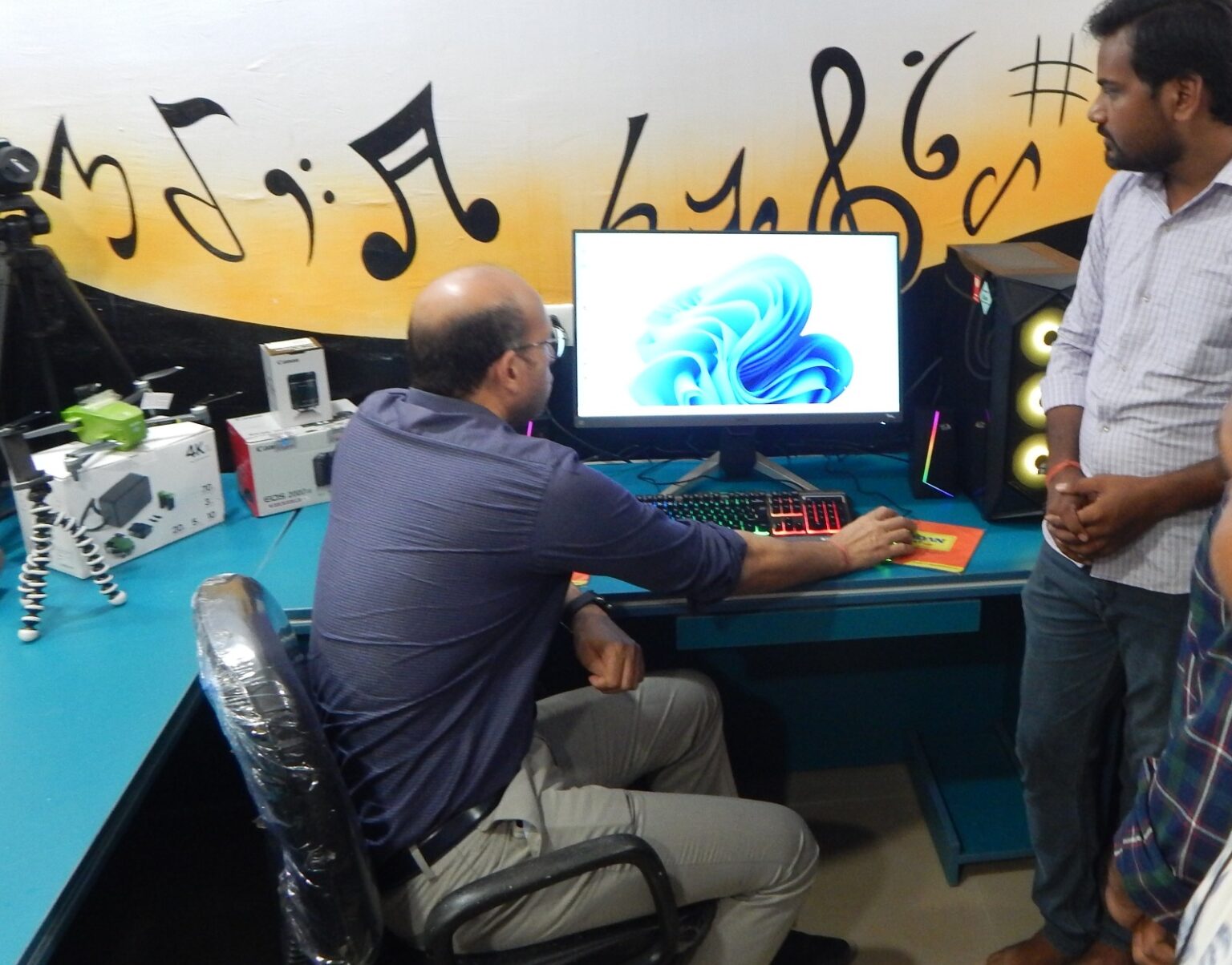 यूट्यूबर विलेज तुलसी में जिला प्रशासन के सहयोग से बना अत्याधुनिक स्टूडियो हमर फ्लिक्स