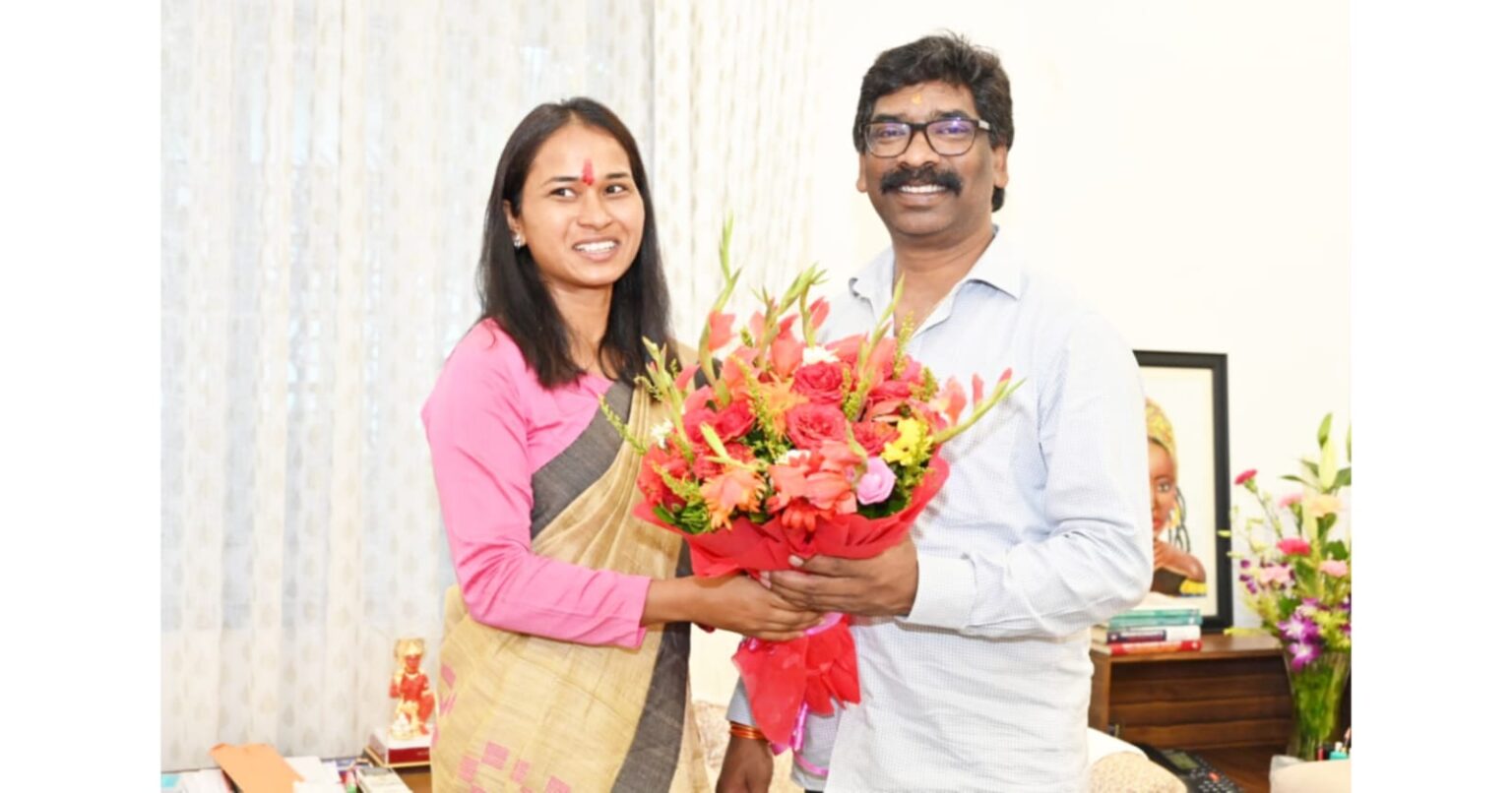 विधायक शिल्पी नेहा तिर्की ने सीएम हेमंत सोरेन को मुड़मा मेला के लिये आमंत्रित किया