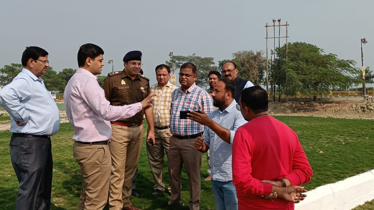 प्रशासनिक अफसरों ने मुख्यमंत्री के कार्यक्रम स्थल का किया निरीक्षण