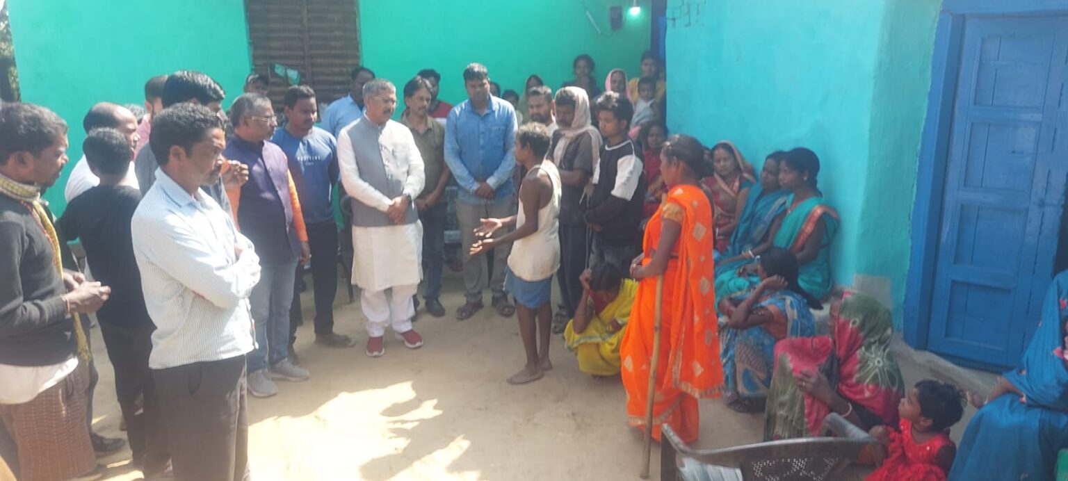 सांसद आदित्य साहू ने उत्तराखंड में सुरंग के बीच फंसे झारखंड के मजदूरों के परिजनों से की मुलाकात