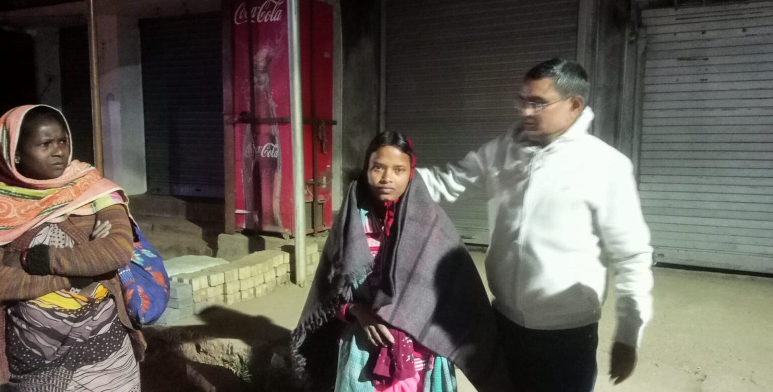 न्यायिक अधिकारी ने गरीबों में बांटे कंबल