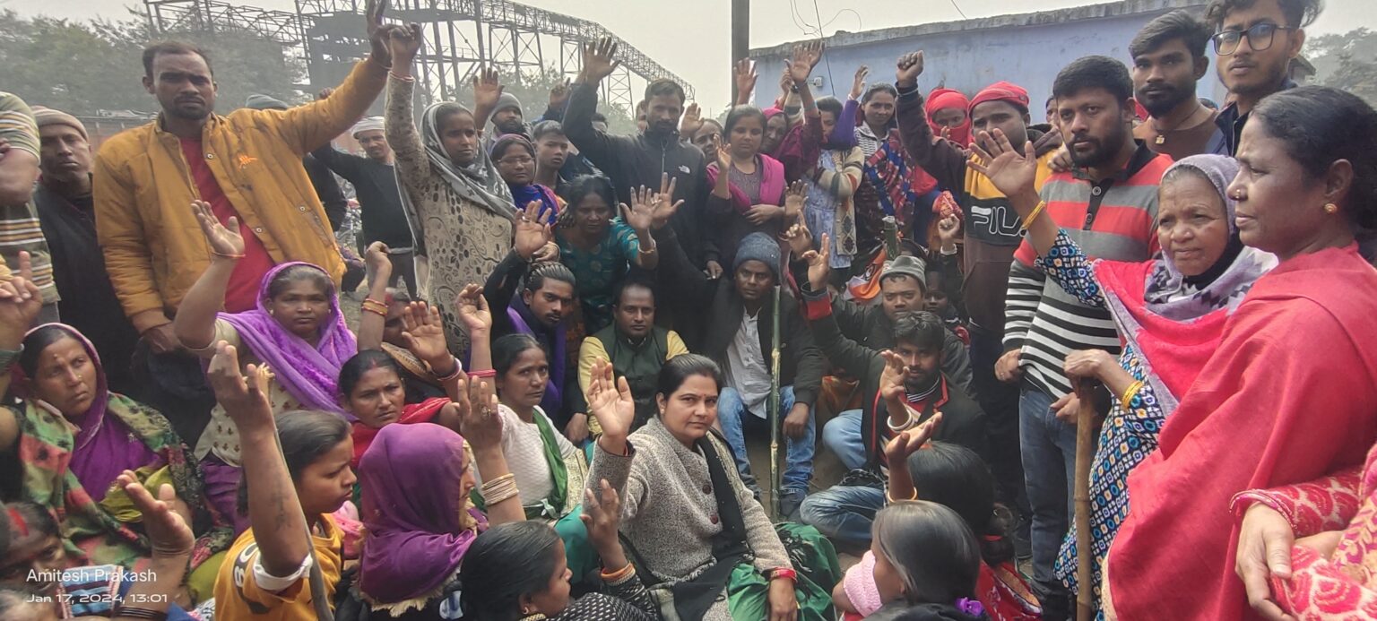 रामगढ़ में विस्थापितों के मुद्दे पर कांग्रेस ने सिरका कोलियरी को कराया बंद, आजसू ने किया विरोध