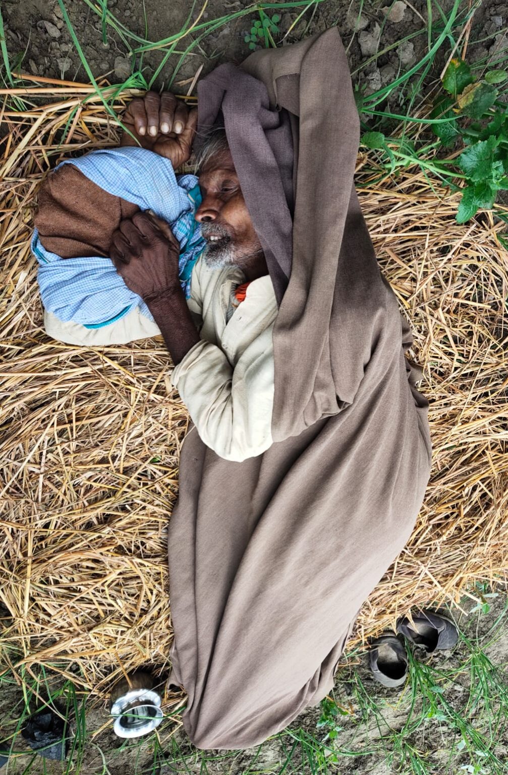 गिरफ्तारी के भय से खेत में सो रहे वृद्ध की ठंढ से हुई मौत