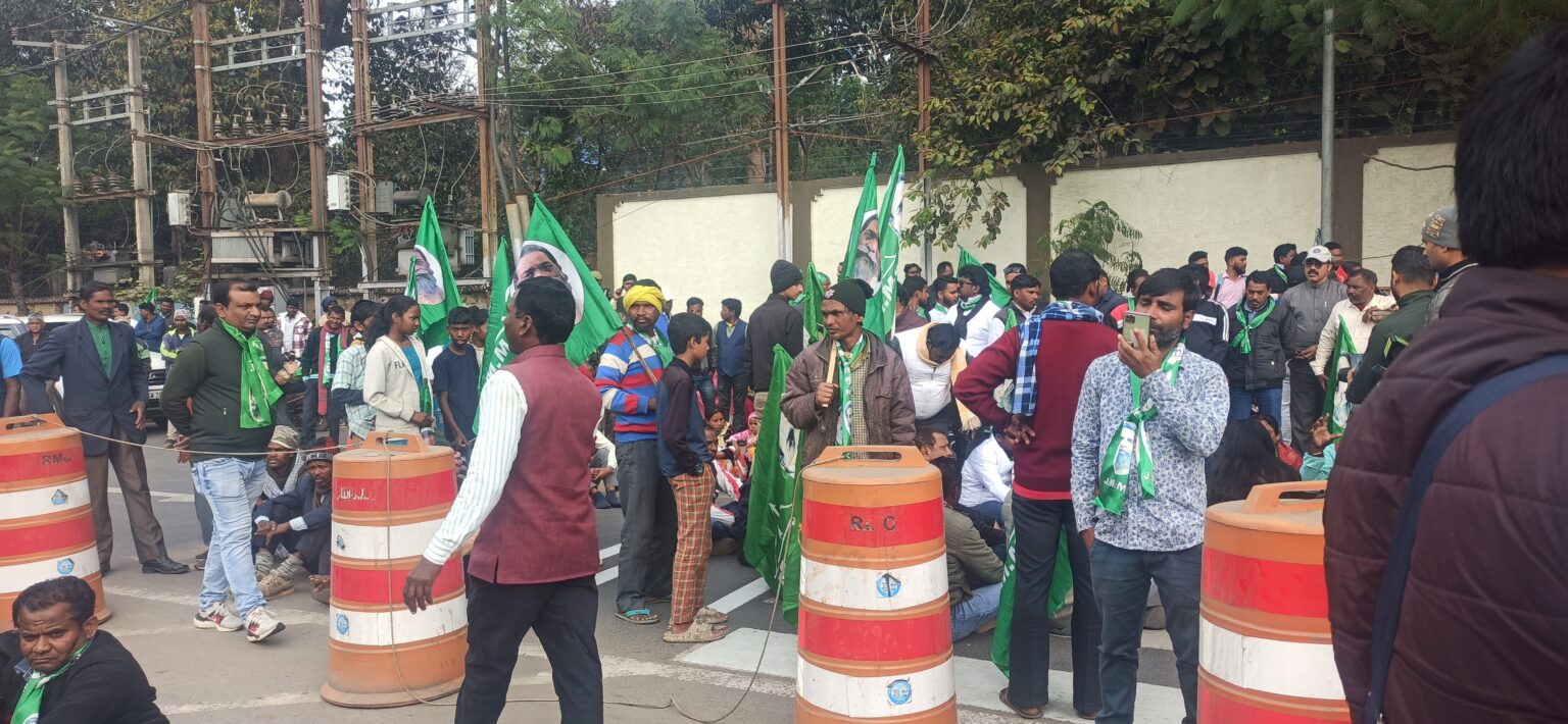 सत्ता पक्ष के मंत्री-विधायक पहुंचे मुख्यमंत्री हाउस, झामुमो कार्यकर्ता सड़क पर बैठकर कर रहे नारेबाजी