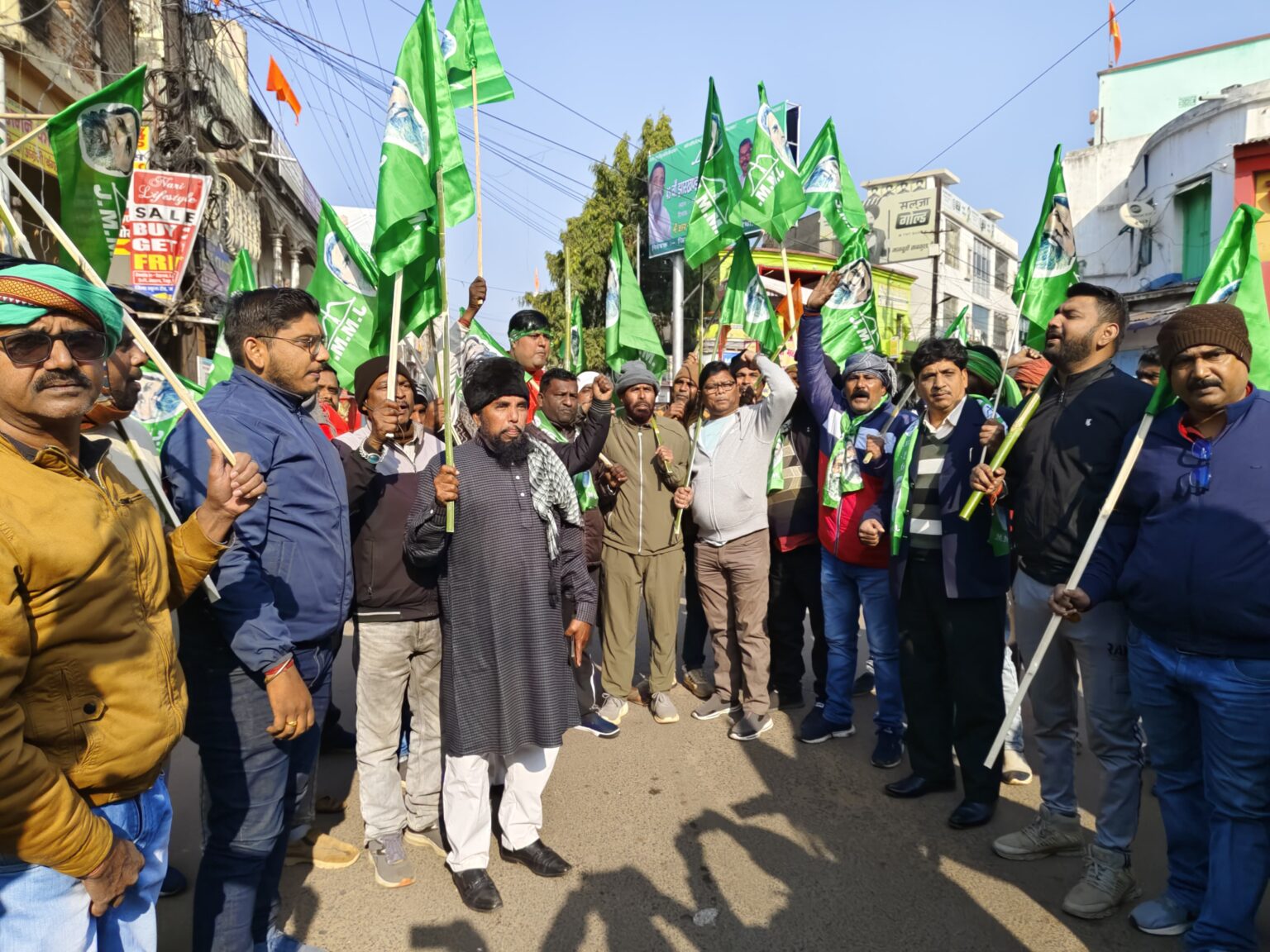 हेमंत सोरेन से ईडी की पूछताछ के विरोध में दुमका में सड़क पर उतरे झामुमो कार्यकर्ता