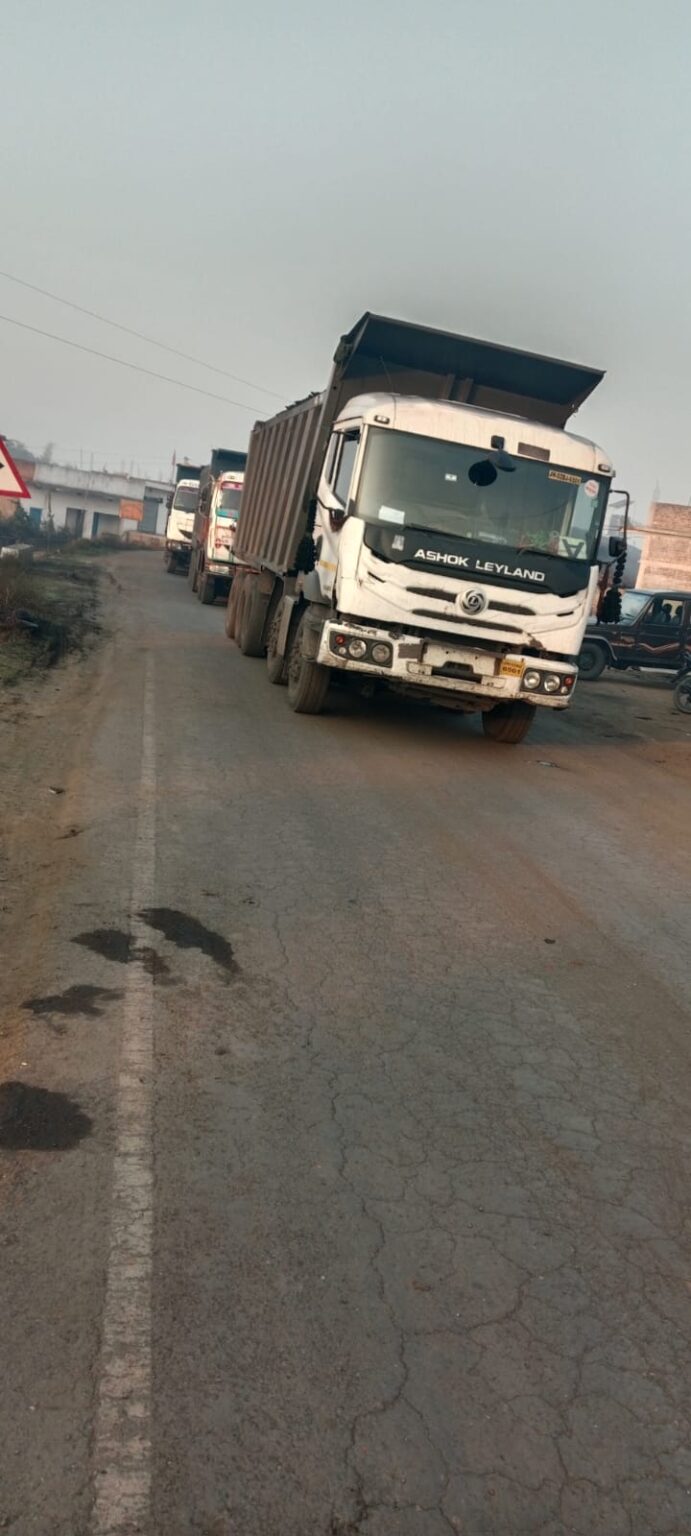 लातेहार में उग्रवादियों ने कोयला लदे वाहनों में की तोड़ फोड़