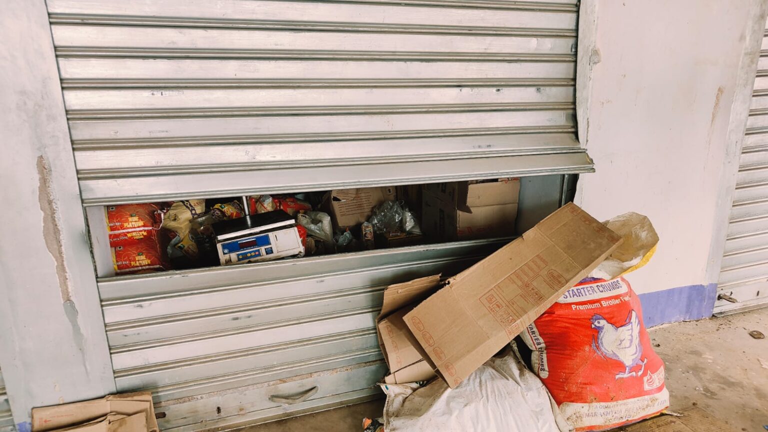 शटर काटकर किराना दुकान में सामग्री की चोरी