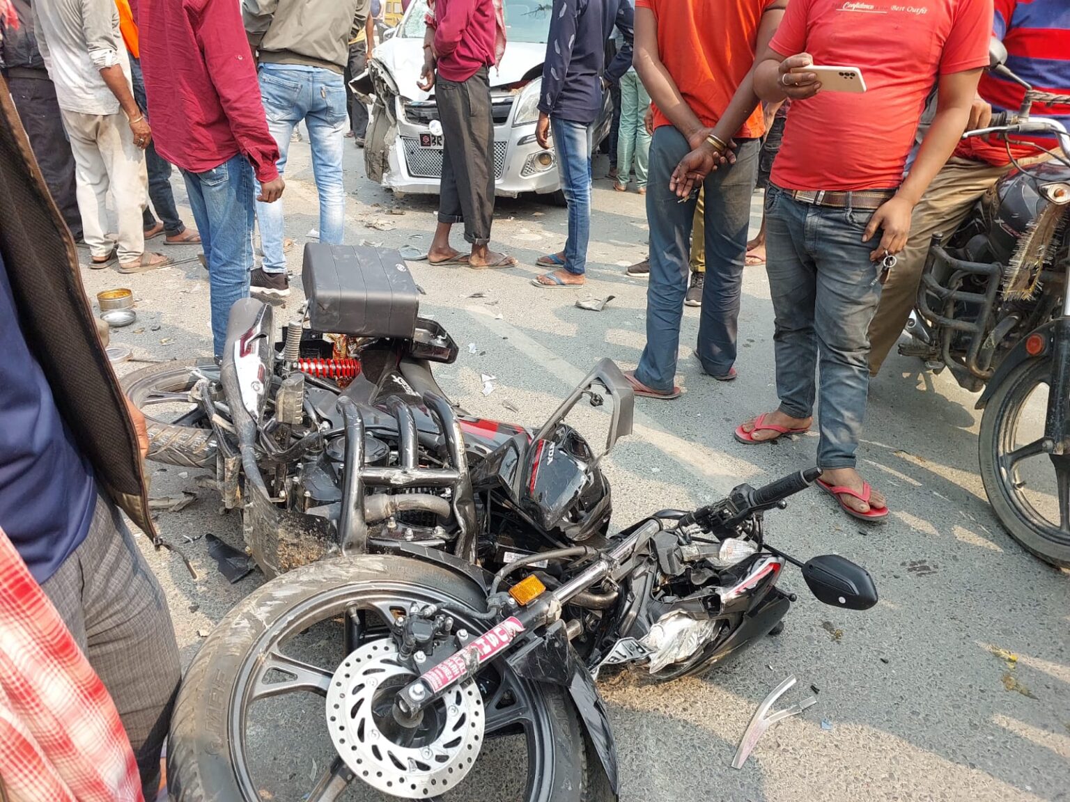 कार और बाइक की आमने सामने की टक्कर में बाइक सवार तो जख्मी