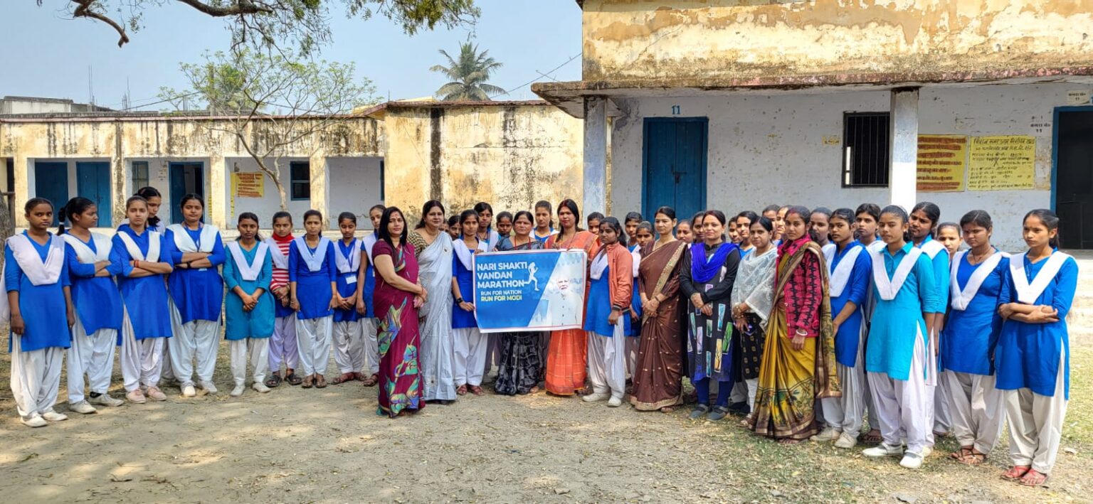 नारी शक्ति वंदन मैराथन के तहत स्कूली छात्राओं ने लगाई दौड़