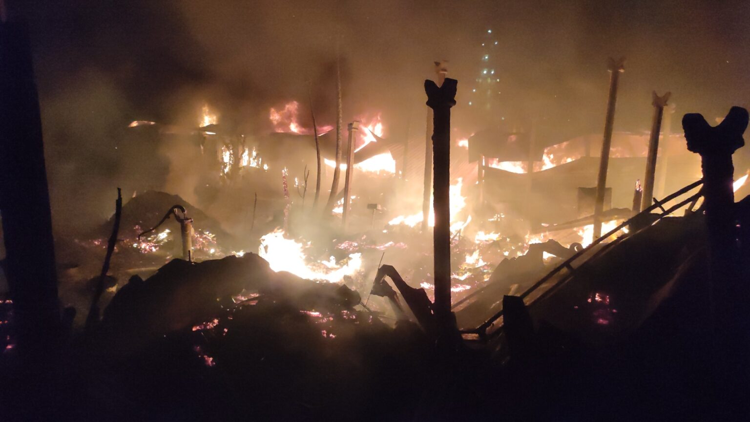 भीषण अग्निकांड से एक दर्जन दुकानें जलकर राख,एक करोड़ की संपत्ति नुकसान का अनुमान