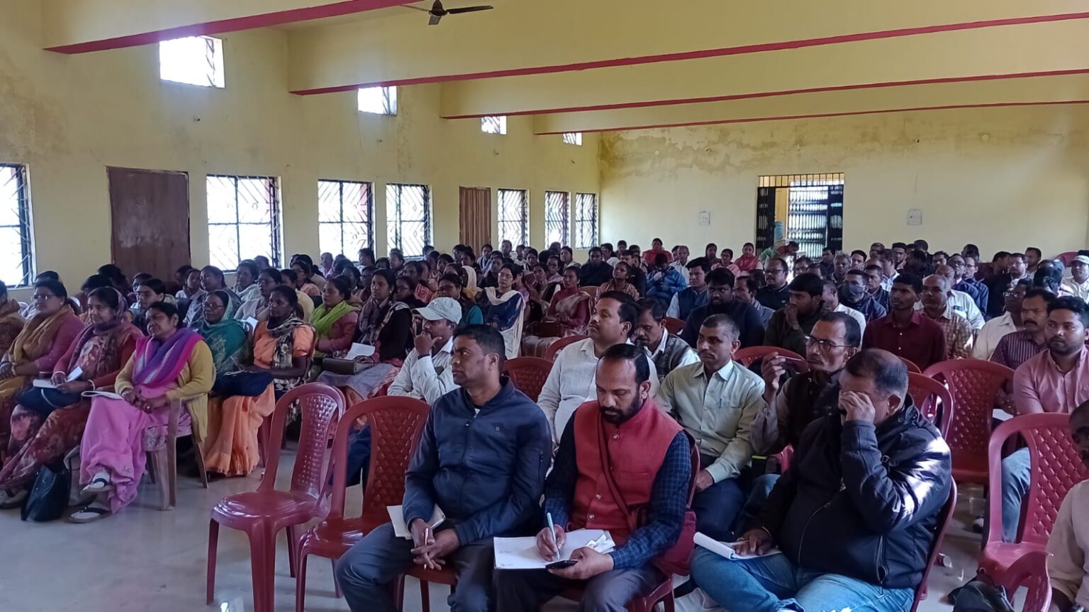 खूंटी में महिला समूह ने रंगोली बनाकर मतदाताओं को किया जागरूक