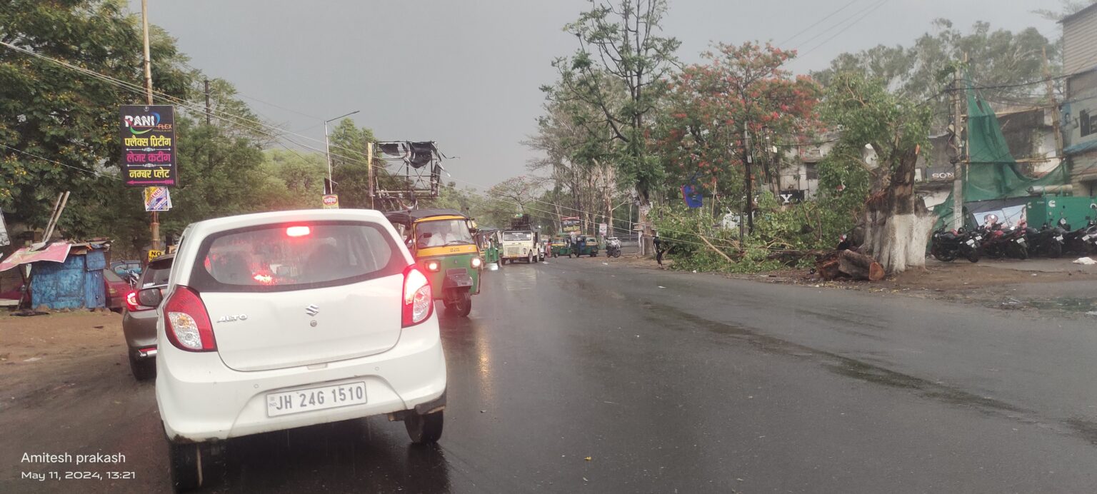 तेज आंधी और तूफान में टूटा बिजली का तार, सड़क जाम