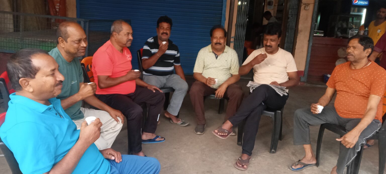 चाय की चुस्कियों के साथ पक्ष-विपक्ष के लोग कर रहे हैं हार-जीत के दावे