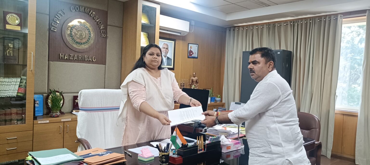 शिक्षक निलंबन मामले में उपायुक्त को ज्ञापन