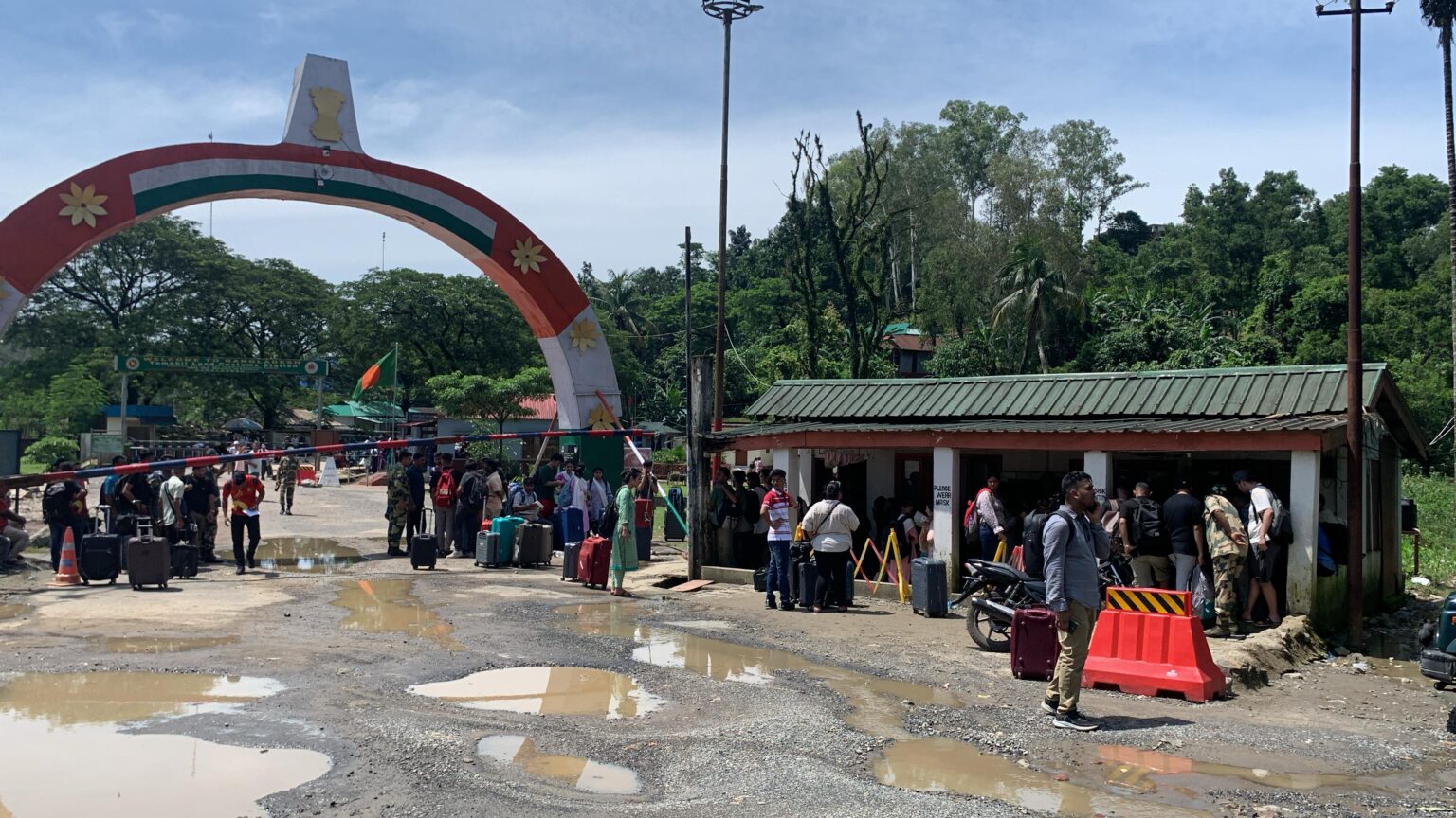 दो दिनों में बांग्लादेश से भारत में घुसे 830 छात्र, बीएसएफ ने भारतीय सीमा में सुरक्षित किया