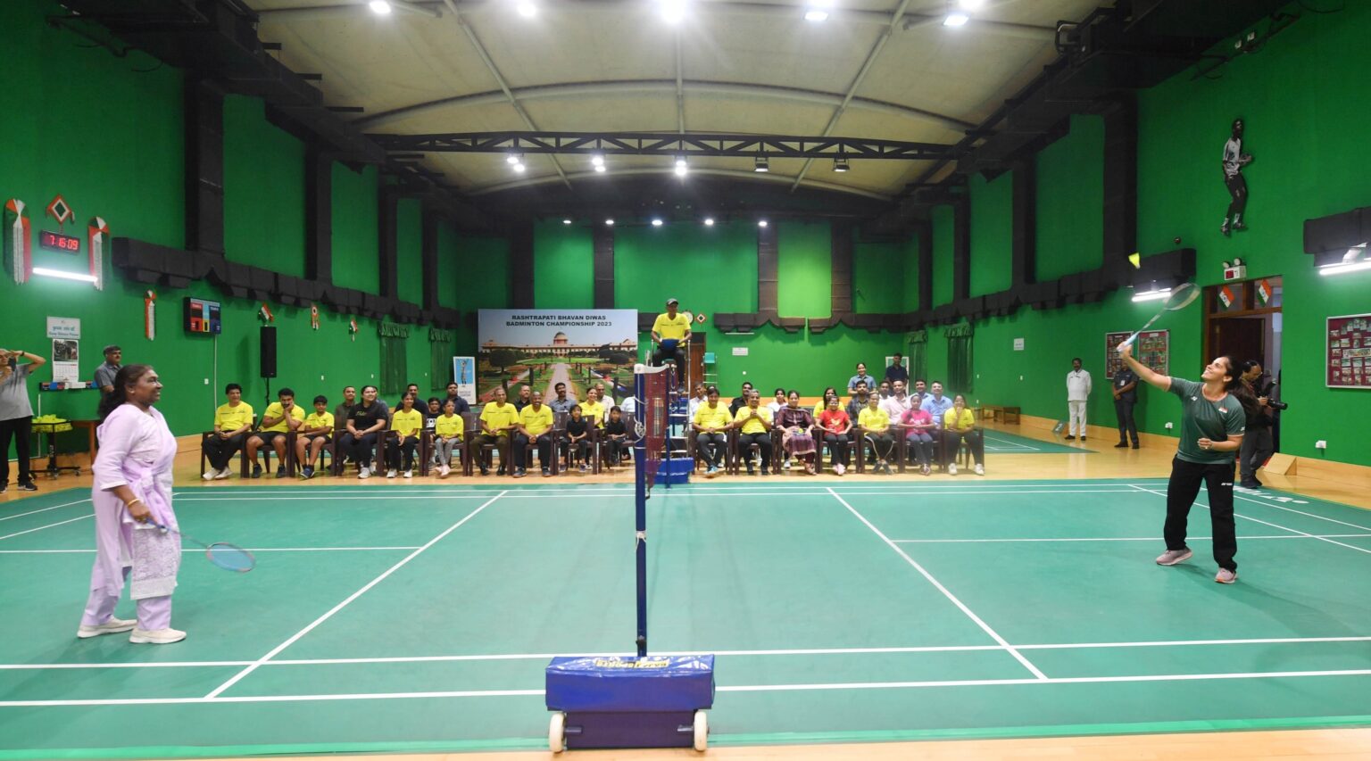 राष्ट्रपति दौपदी मुर्मू के स्मैश शॉट देख रह गईं साइना नेहवाल