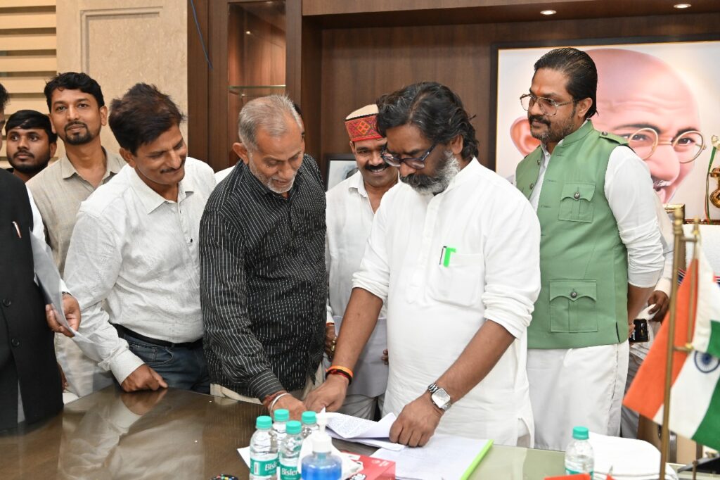 सीएम हेमंत से मिला वित्तरहित मोर्चा का शिष्टमंडल, मिला आश्वासन मांगें जायज, जल्द होगी कार्रवाई