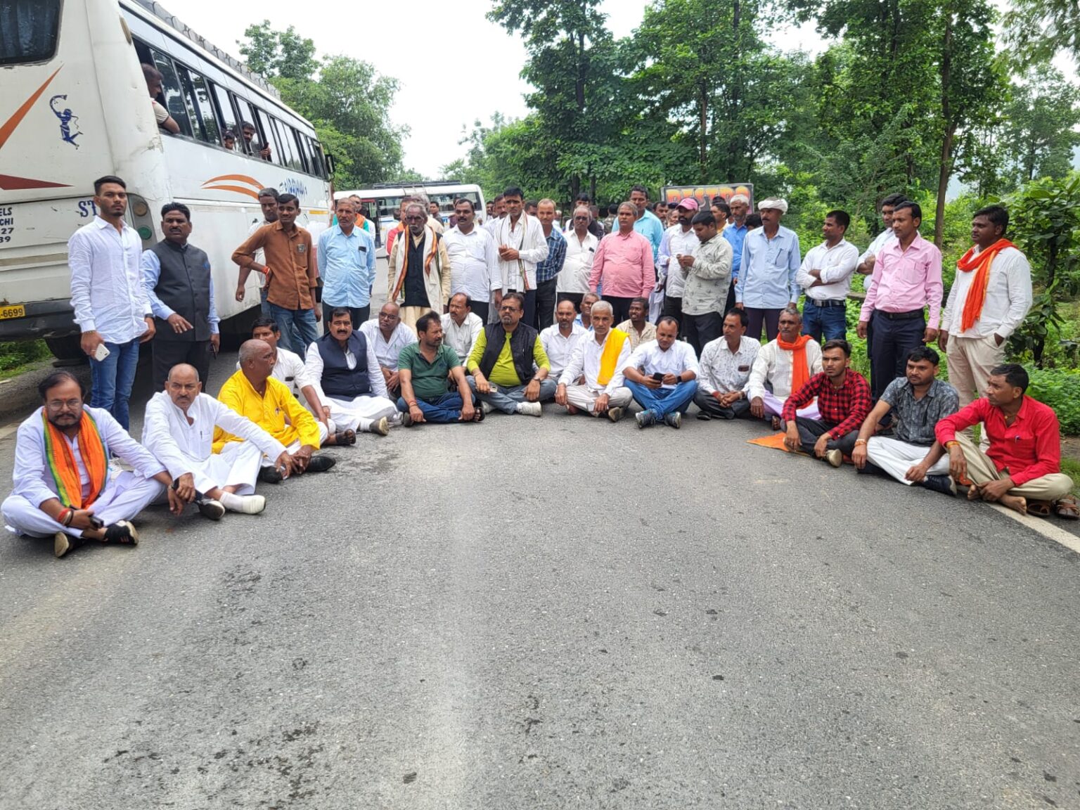 वाहन जांच के बहाने लातेहार में रोके गए पलामू के भाजपा कार्यकर्ता, सड़क पर बैठकर किया प्रदर्शन