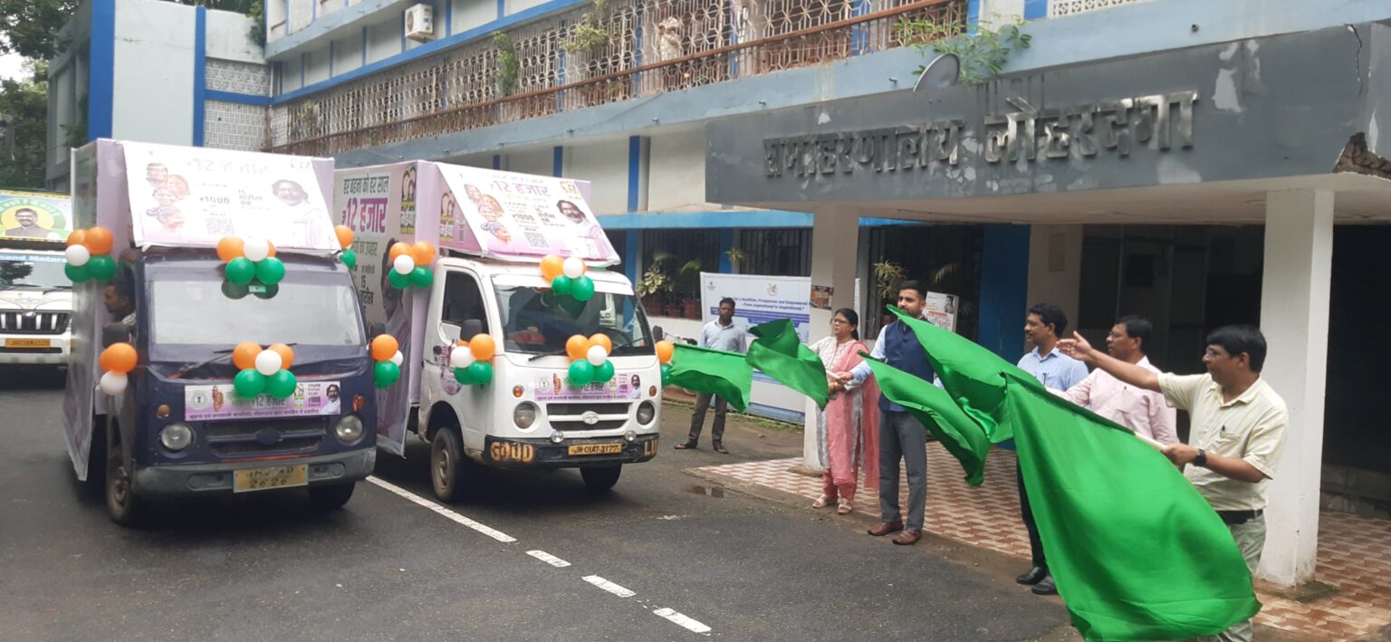 लोहरदगा डीडीसी ने प्रचार वाहन को किया रवाना