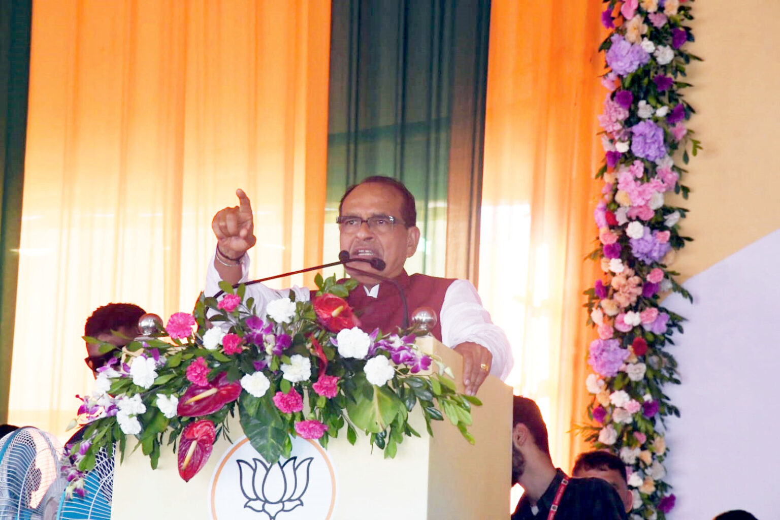 झामुमो अब पति-पत्नी की पार्टी बन कर रह गयी है : शिवराज सिंह चौहान