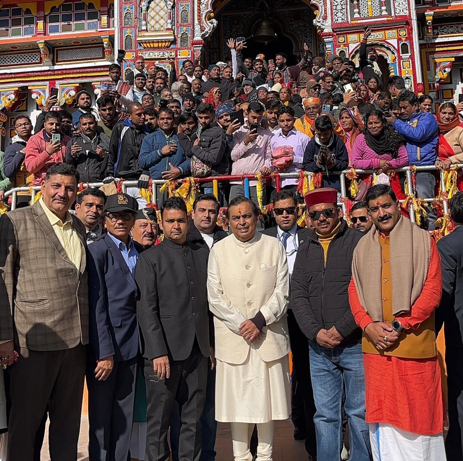उद्योगपति मुकेश अंबानी ने केदारनाथ व बद्रीविशाल के किए दर्शन