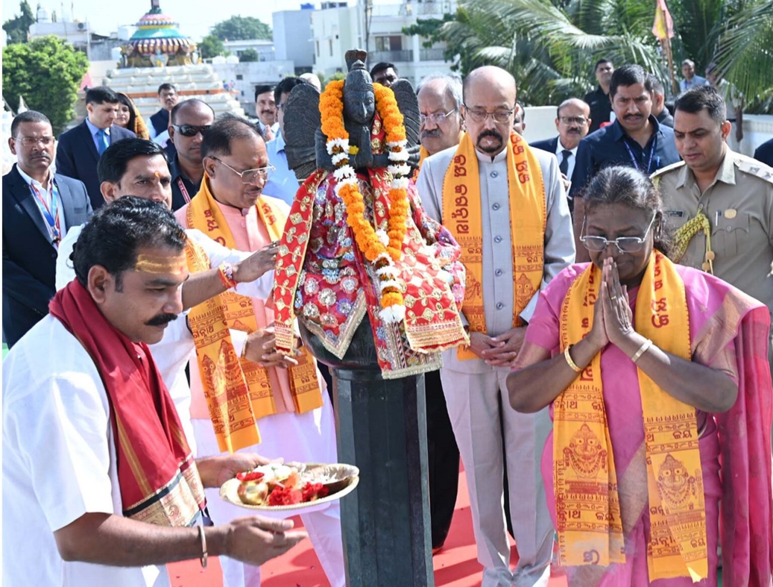 राष्ट्रपति द्रौपदी मुर्मु ने छत्तीसगढ़ दौरे के दूसरे दिन जगन्नाथ मंदिर में  की पूजा-अर्चना - Azad Sipahi