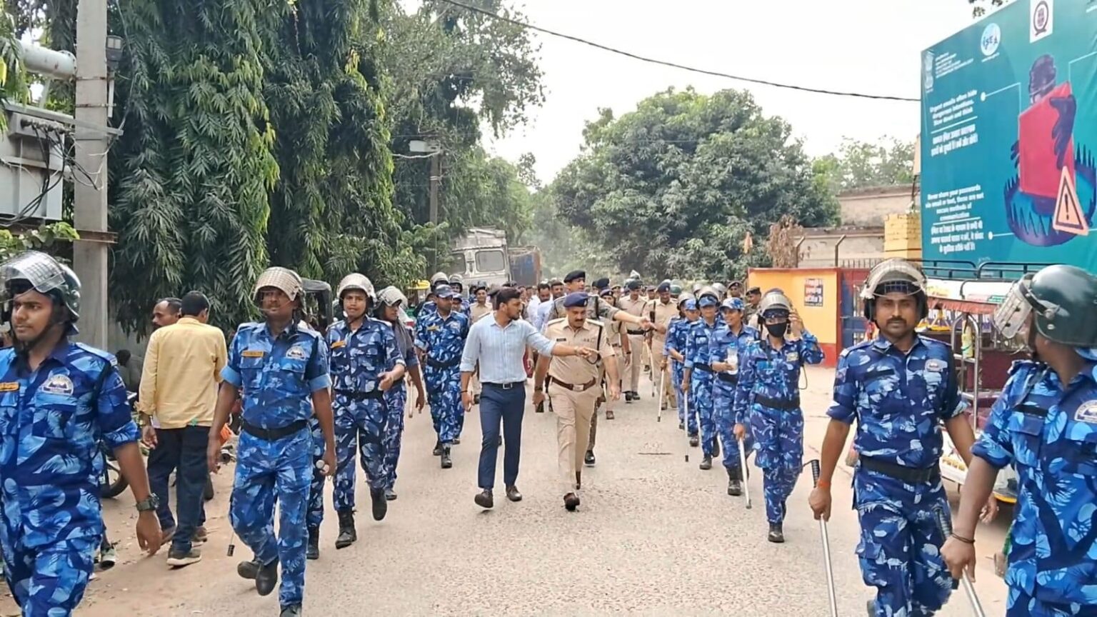 अररिया में डीएम- एसपी ने निकाला सद्भावना मार्च एवं फ़्लैग मार्च