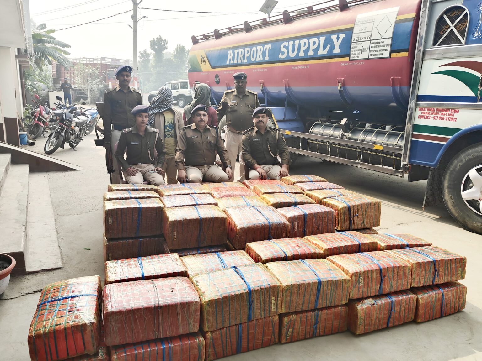 नेपाली तेल टेंकर में छुपाकर ले जा रहे 8 क्विंटल गांजा समेत दो नेपाली नागरिक गिरफ्तार