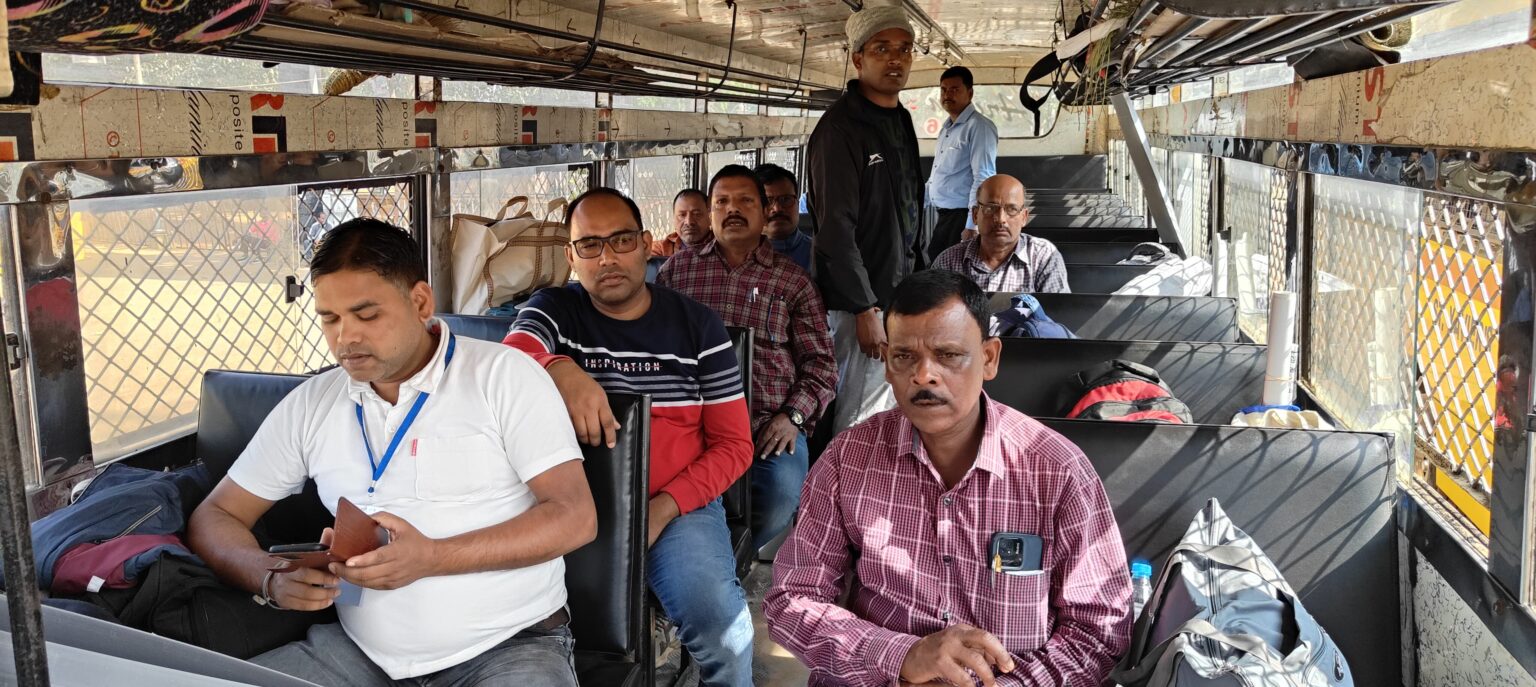 रांची डिस्पैच सेंटर से पोलिंग पार्टियां रवाना