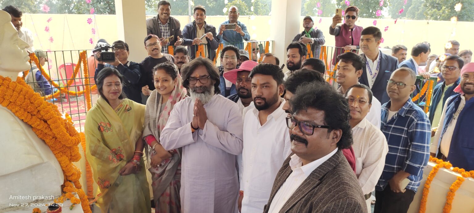 हेमंत और कल्पना ने शहीद दादा सोबरन सोरेन को दी श्रद्धांजलि