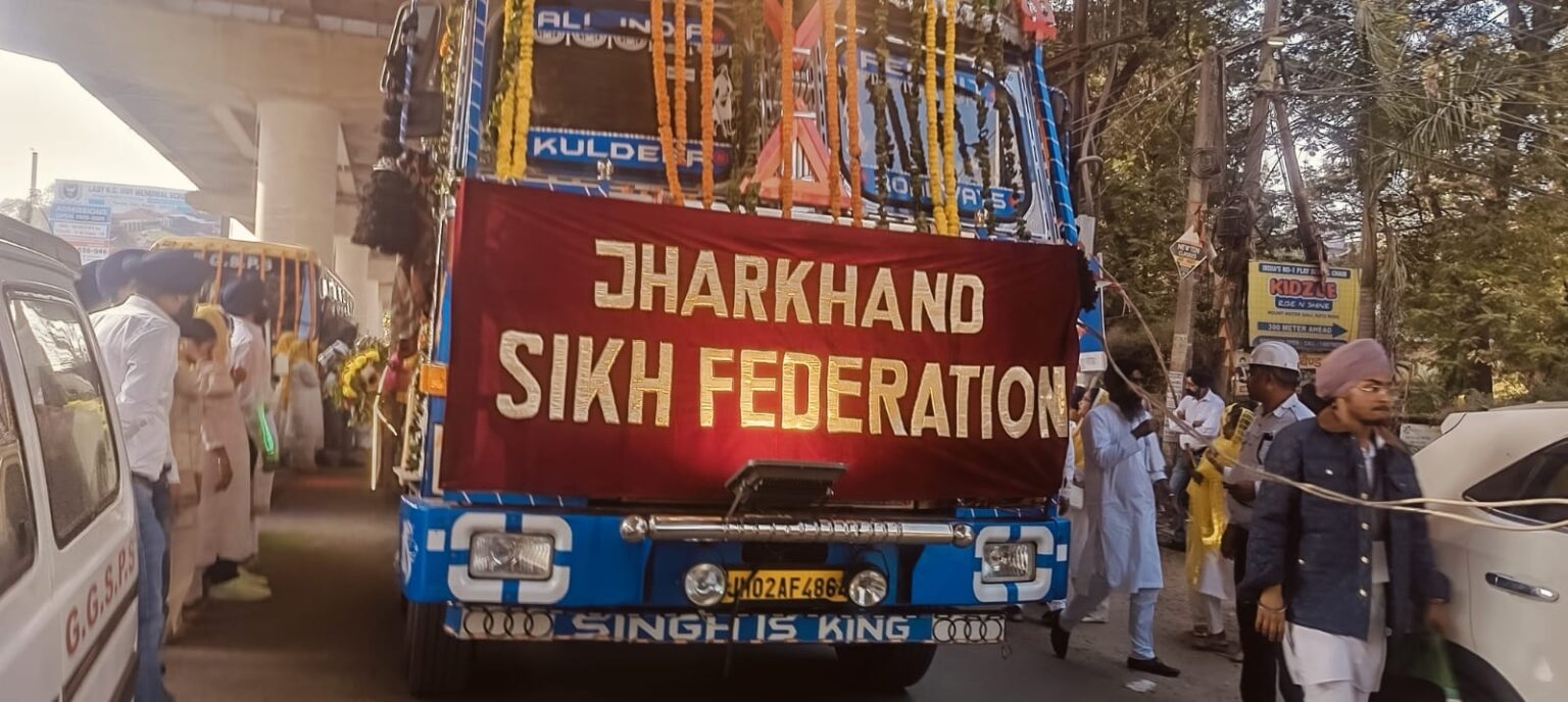 प्रकाश उत्सव पर गुरुनानक देव की निकाली गयी झांकी और शोभायात्रा