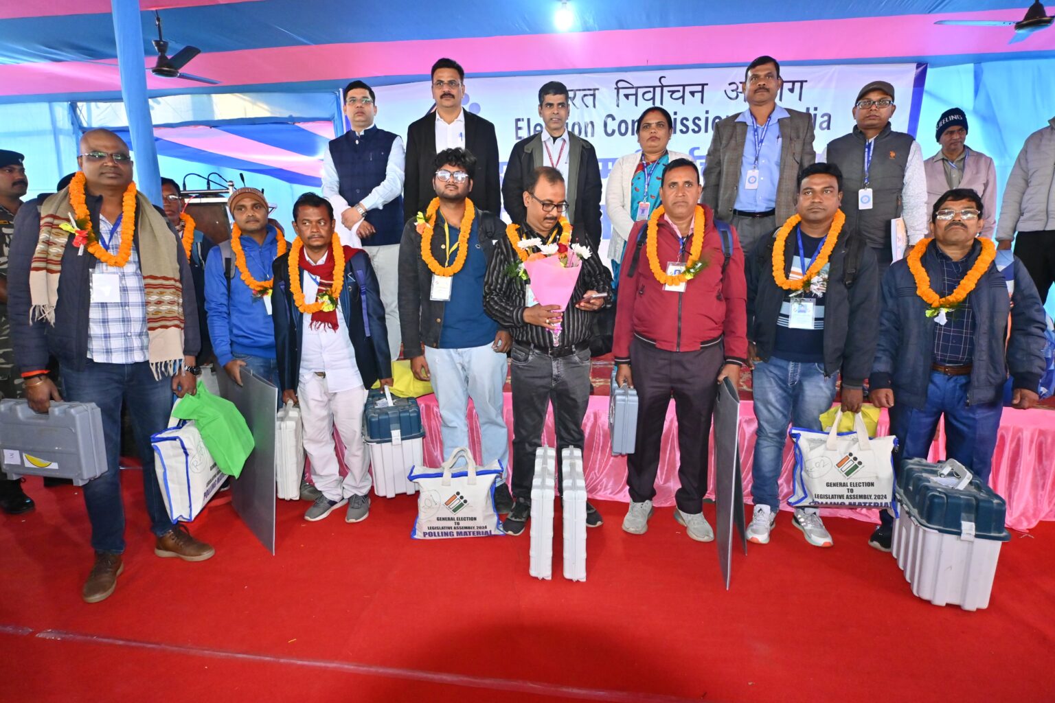 रामगढ़ में गुलदस्ता देकर मतदान कर्मियों को अधिकारियों ने किया रवाना